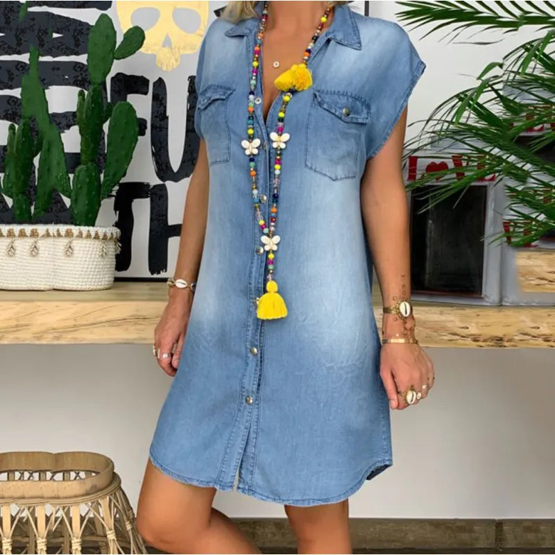Minikleid ohne Ärmel mit Knopfverschluss aus ausgewaschenem Denim