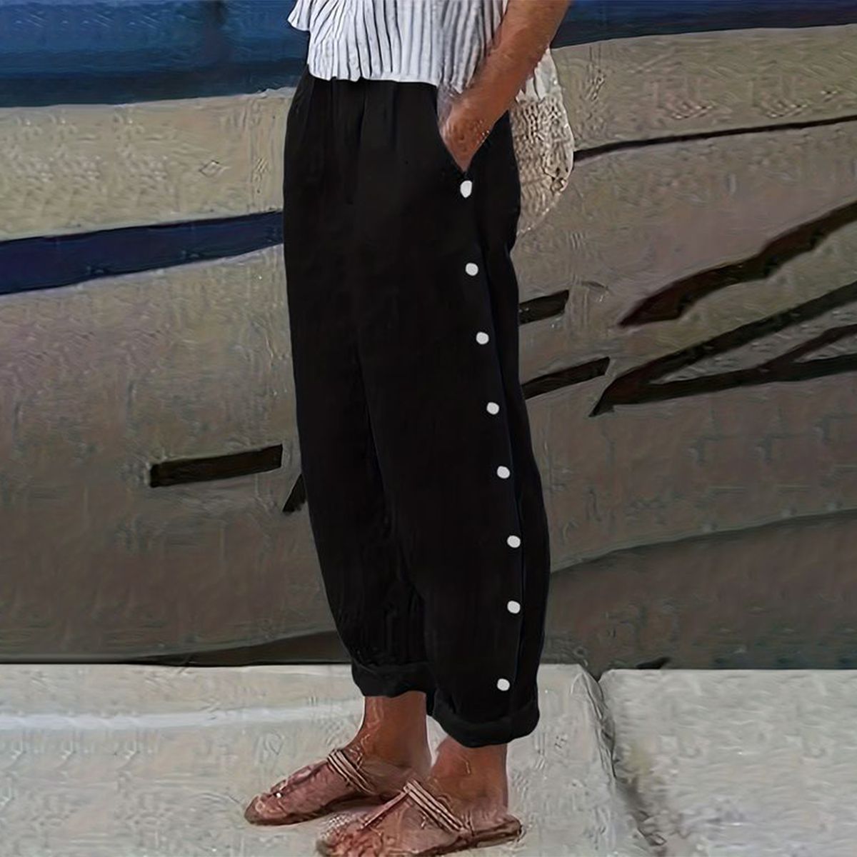 Schwarze Hose mit einzelnen Seitentaschen