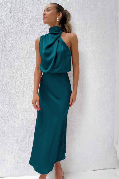 Elegantes langes Kleid mit asymmetrischem Ausschnitt und raffiniertem Design