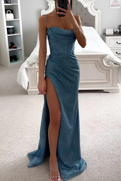 Kleid mit Spaghettiträgern und hohem Schlitz unten