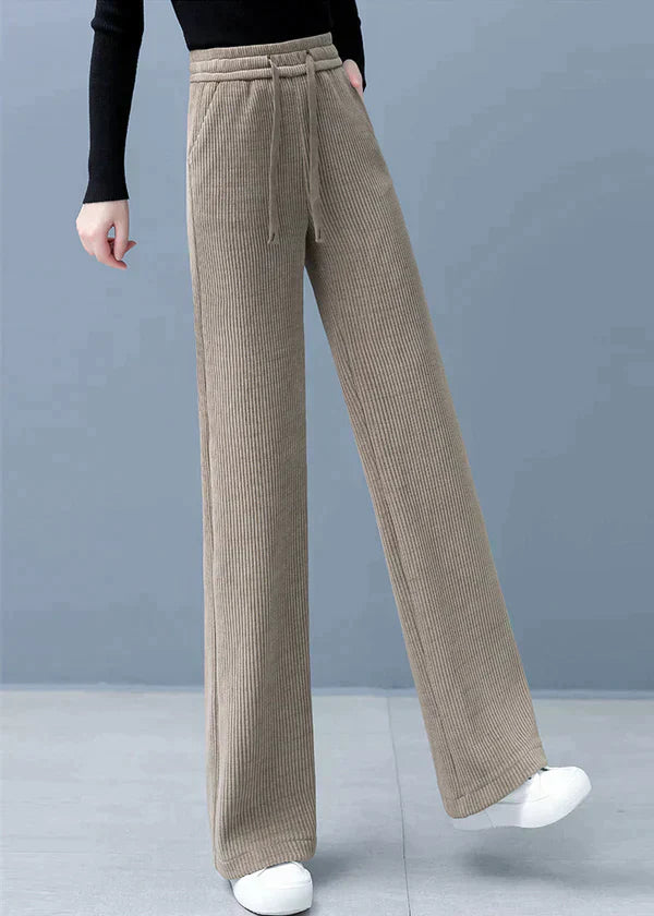 Gerade geschnittene einfarbige Hose mit weitem Bein