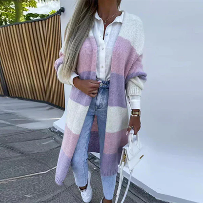 Bequeme und elegante Strickjacke mit dreifarbigen Streifen