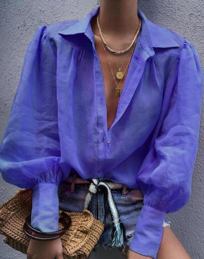 Lakonische Bluse mit tiefem Ausschnitt: die perfekte Kombination aus Komfort und Stil