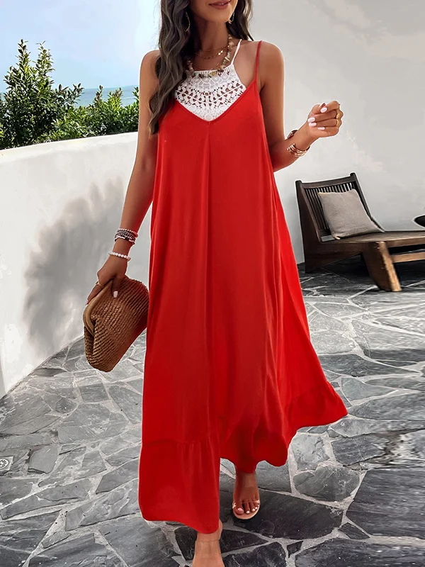 glattes, plissiertes, langes, ärmelloses Kleid mit Ausschnitt am Hals und Spaghettiträgern.