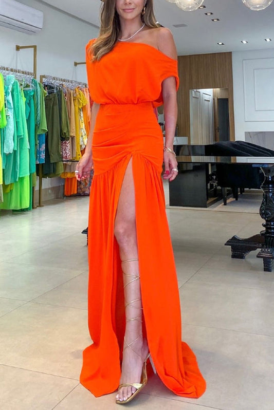 Elegantes langes Kleid mit Rüschen und asymmetrischem Design mit einem Träger