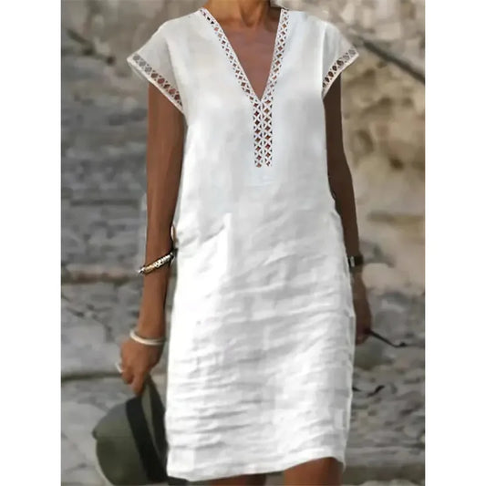 Kleid mit Rundhalsausschnitt und Spitzeneinsatz