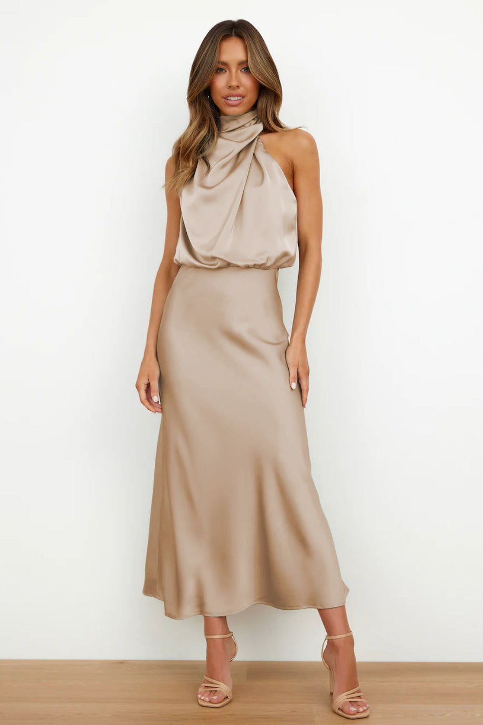 Elegantes langes Kleid mit asymmetrischem Ausschnitt und raffiniertem Design