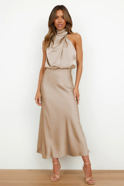 Elegantes langes Kleid mit asymmetrischem Ausschnitt und raffiniertem Design