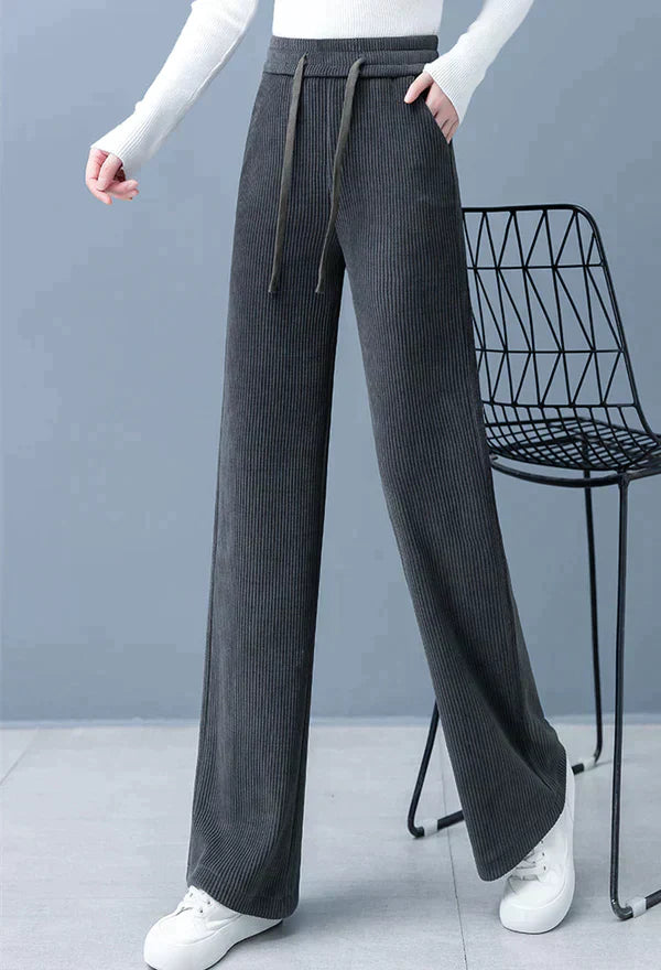 Gerade geschnittene einfarbige Hose mit weitem Bein