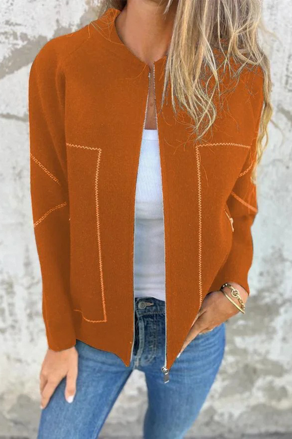 Komfort und Stil: Outdoor-Kleidung mit Rundhalsausschnitt und dekorativen Taschen