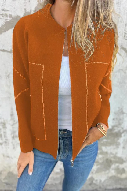 Komfort und Stil: Outdoor-Kleidung mit Rundhalsausschnitt und dekorativen Taschen