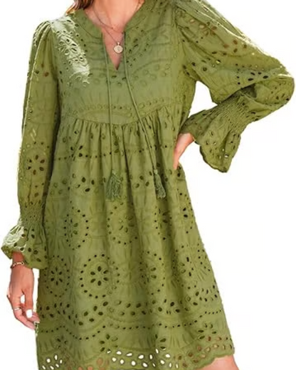 Kurzes Spitzenkleid mit zeitlosem Charme