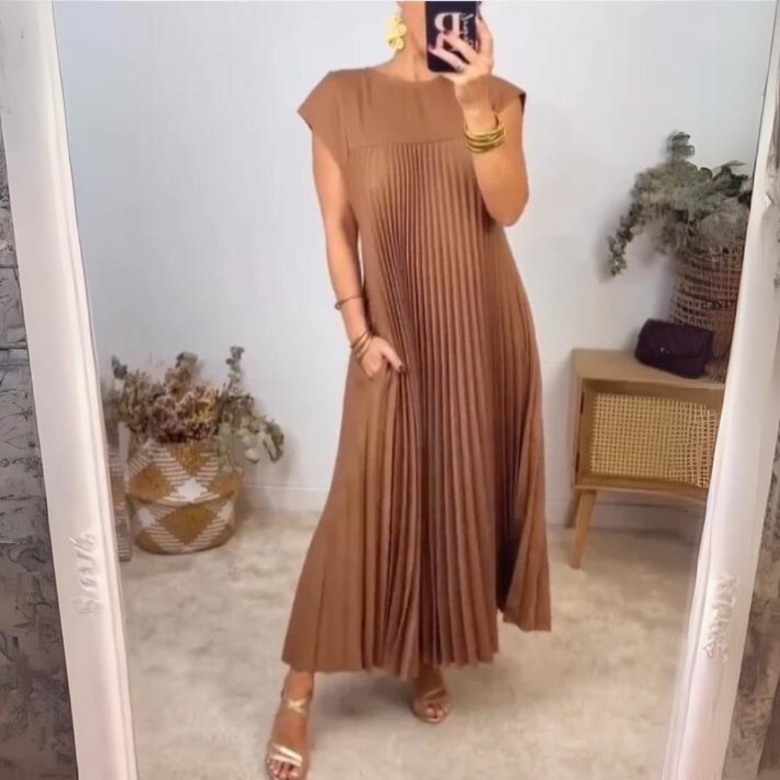 Leichtes und elegantes plissiertes Kleid