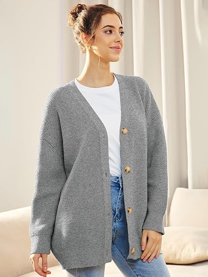 Leichte Strickjacke mit V-Ausschnitt und Knöpfen