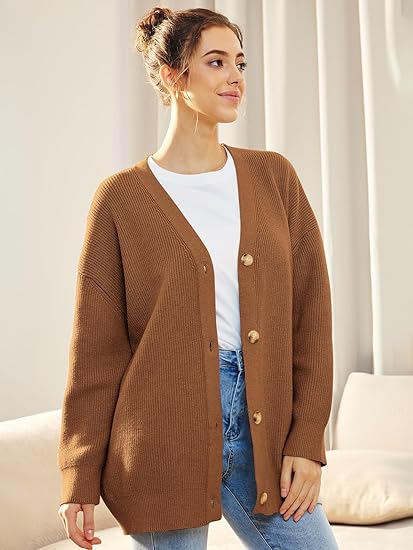 Leichte Strickjacke mit V-Ausschnitt und Knöpfen