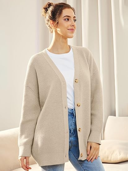 Leichte Strickjacke mit V-Ausschnitt und Knöpfen
