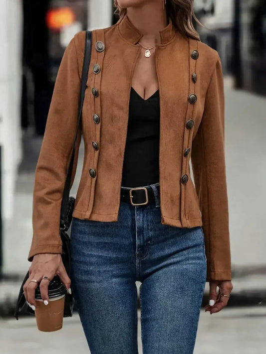 Eine elegante Jacke mit ungewöhnlichem Knopfdesign und langen Ärmeln für moderne Looks