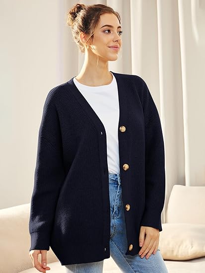 Leichte Strickjacke mit V-Ausschnitt und Knöpfen