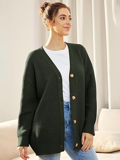 Leichte Strickjacke mit V-Ausschnitt und Knöpfen