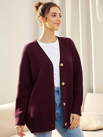 Leichte Strickjacke mit V-Ausschnitt und Knöpfen