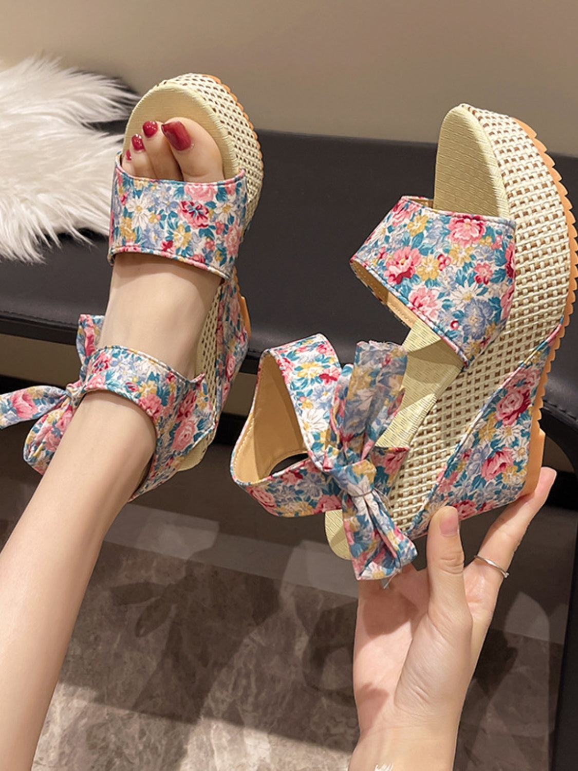 Natalia® | Hochhackige Sandalen mit geblümten Schnürsenkeln