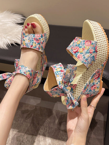 Natalia® | Hochhackige Sandalen mit geblümten Schnürsenkeln