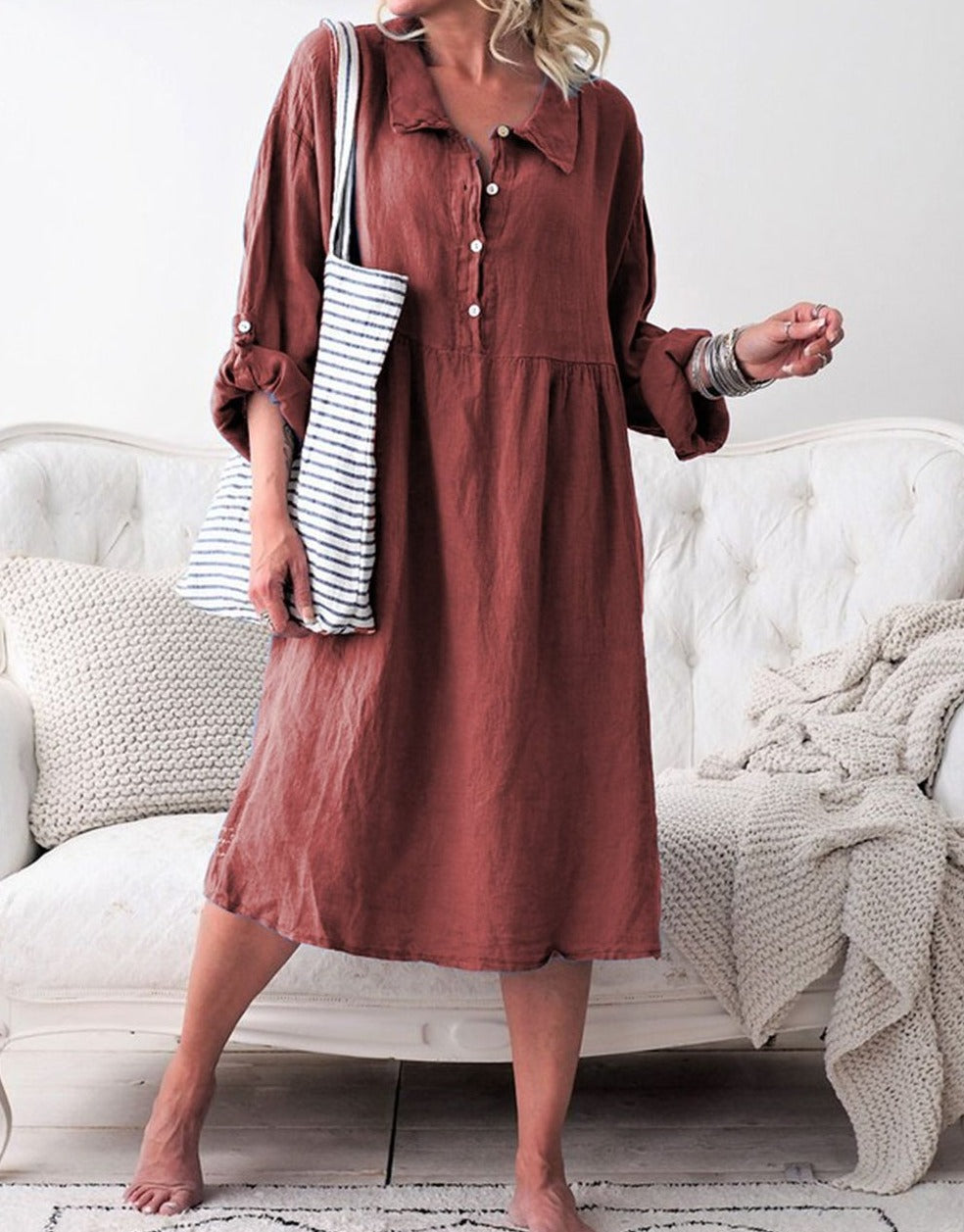 Einfaches Stoffkleid mit Knöpfen und Hemdkragen mit langen Ärmeln