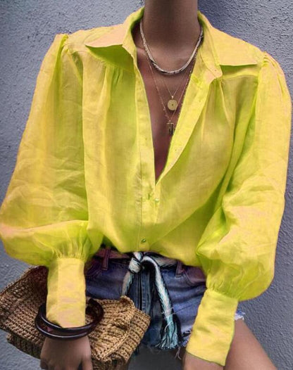 Lakonische Bluse mit tiefem Ausschnitt: die perfekte Kombination aus Komfort und Stil