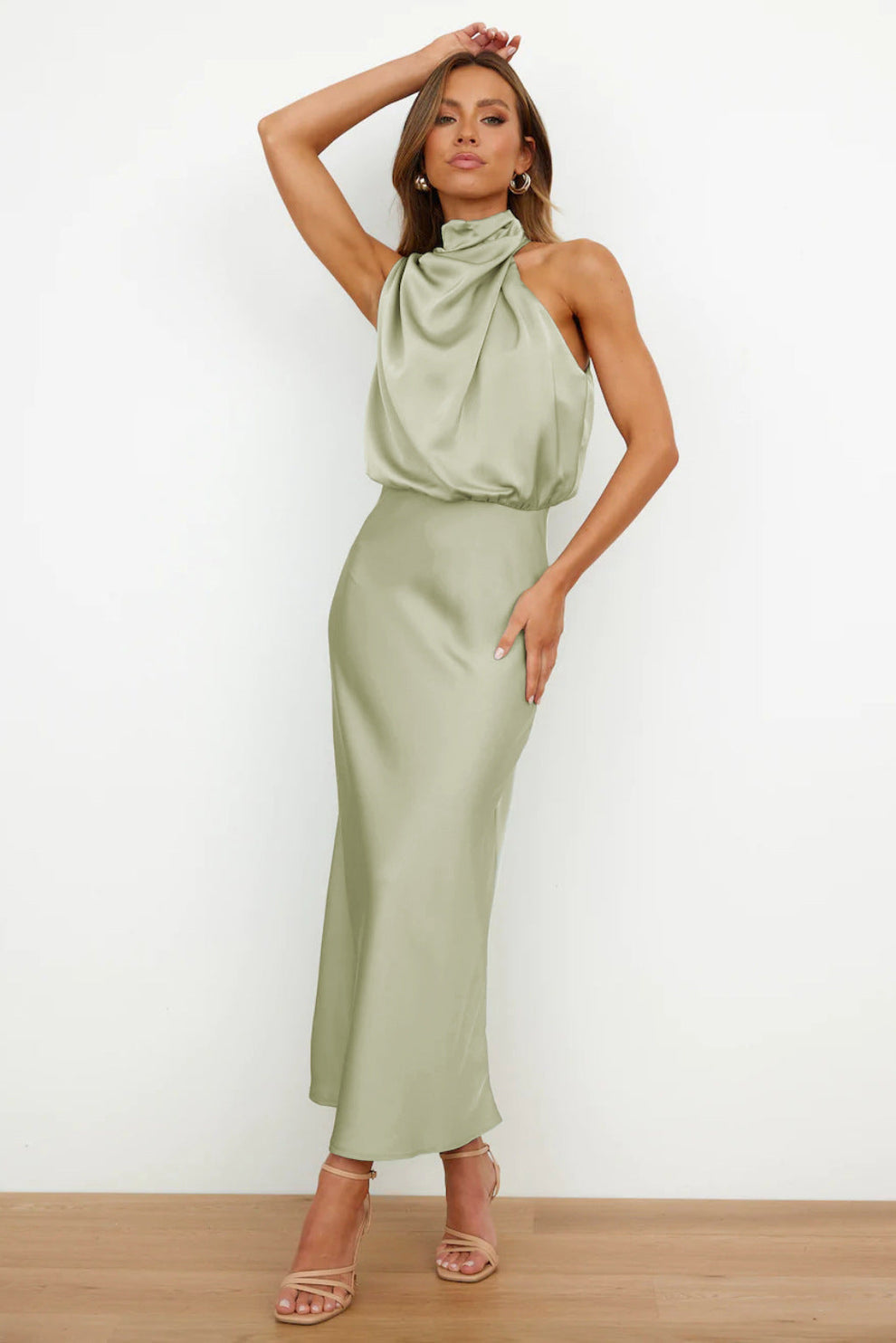 Elegantes langes Kleid mit asymmetrischem Ausschnitt und raffiniertem Design