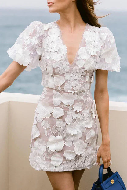 Lina – Kurzes Kleid mit Blumenmuster und Puffärmeln