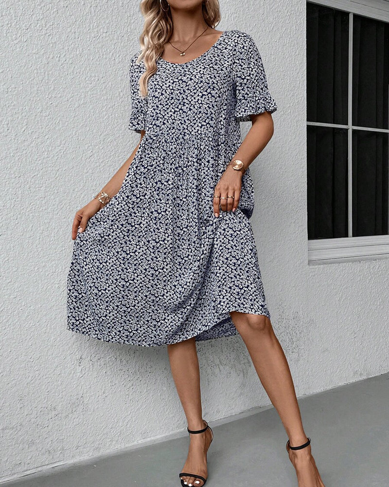 Elegantes kurzes Kleid mit kurzen Ärmeln und zartem Blumendruck