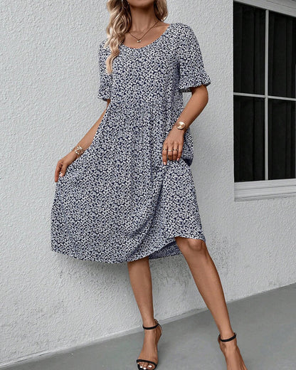 Elegantes kurzes Kleid mit kurzen Ärmeln und zartem Blumendruck