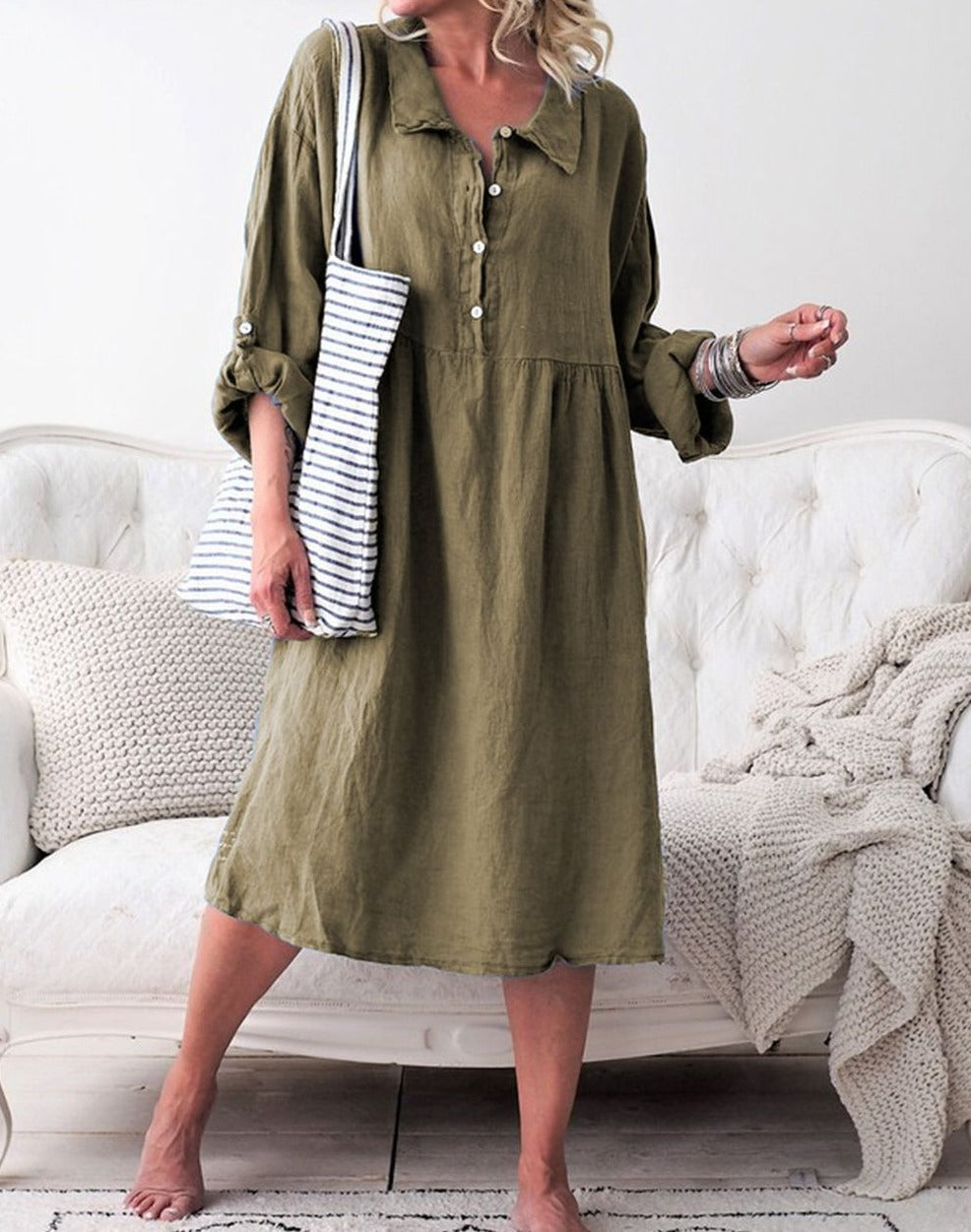 Einfaches Stoffkleid mit Knöpfen und Hemdkragen mit langen Ärmeln