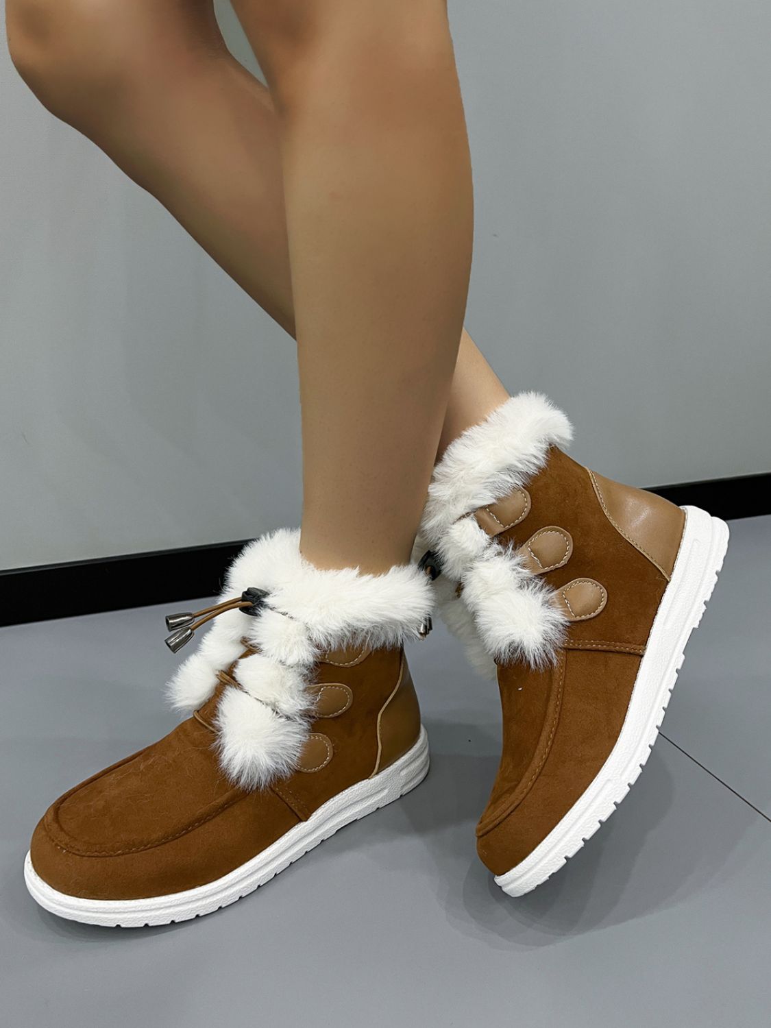 Wildlederstiefel mit runder Spitze und Plüscheinsatz