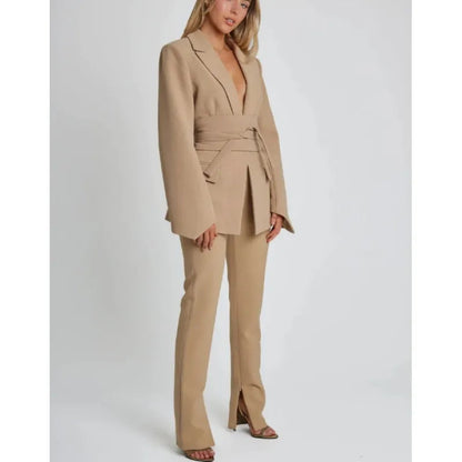 Jacke mit Gürtel: die perfekte Lösung für eine raffinierte Silhouette