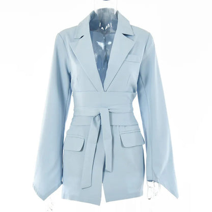 Jacke mit Gürtel: die perfekte Lösung für eine raffinierte Silhouette