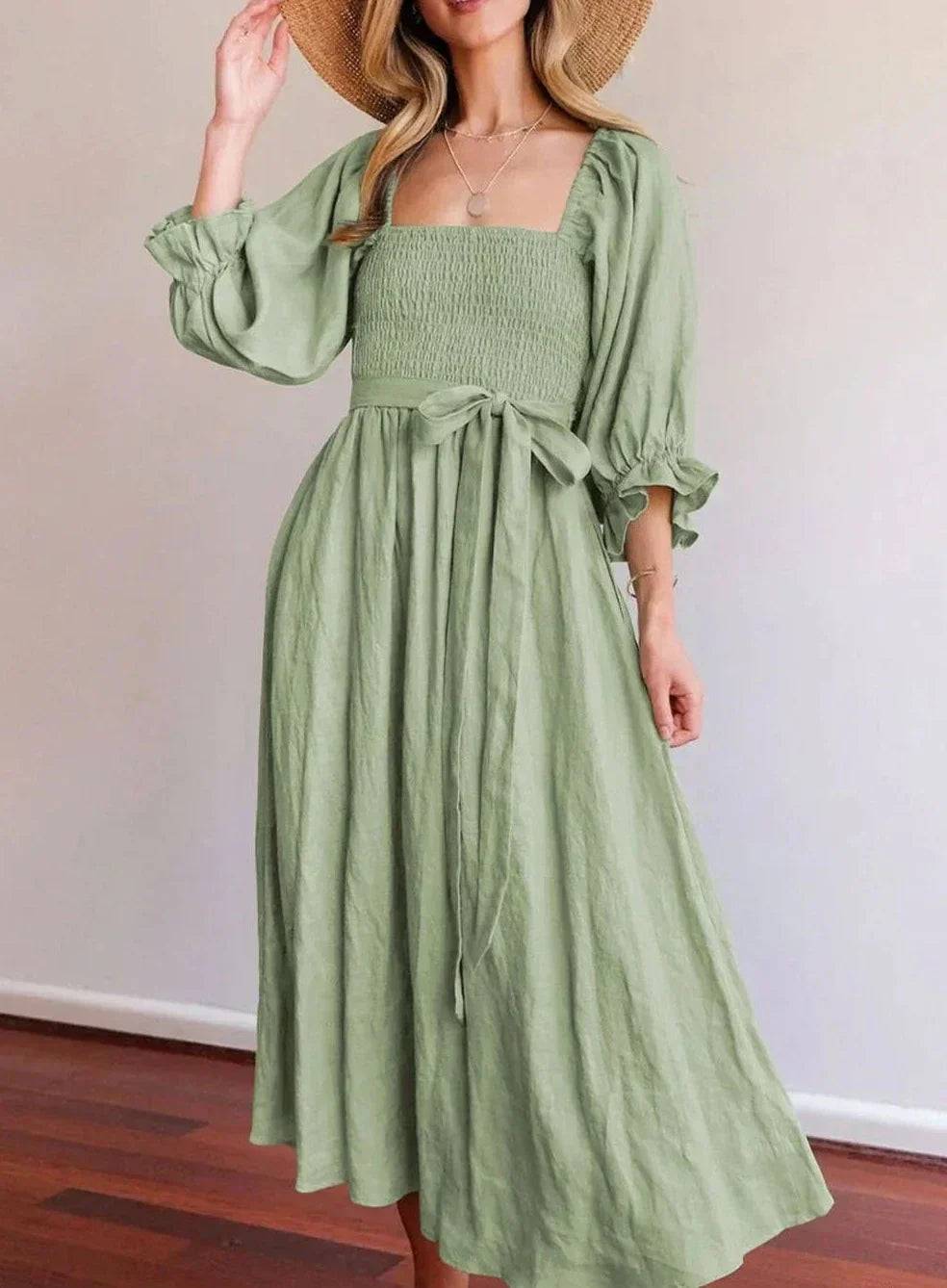 Elegantes Kleid im A-Linien-Schnitt mit quadratischem Ausschnitt und festen Rüschen