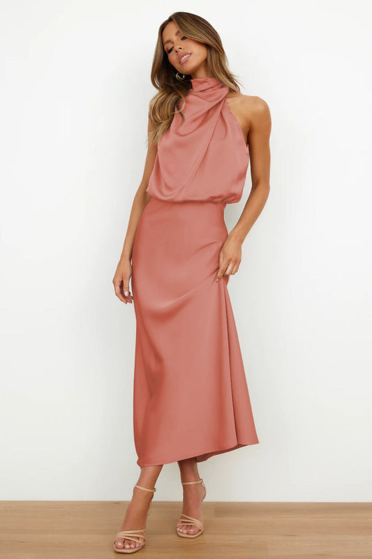 Elegantes langes Kleid mit asymmetrischem Ausschnitt und raffiniertem Design