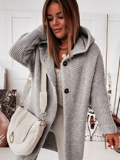 Modische Strickjacke für Frauen mit Kapuze und langen Ärmeln - die perfekte Länge