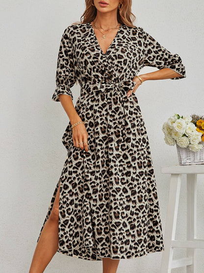 Kleid mit Leopardenmuster und Schlitz