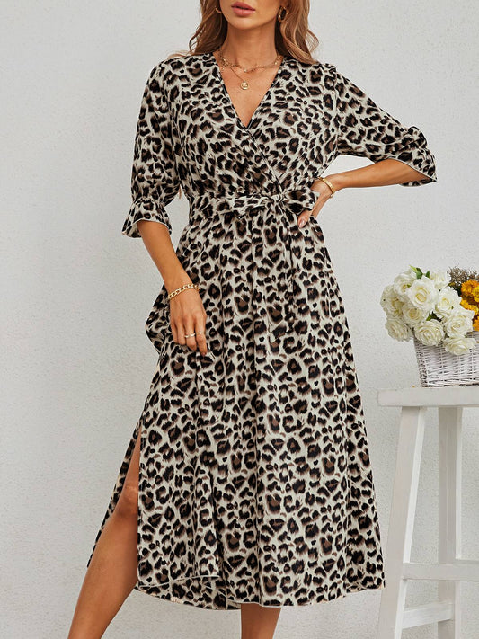 Kleid mit Leopardenmuster und Schlitz