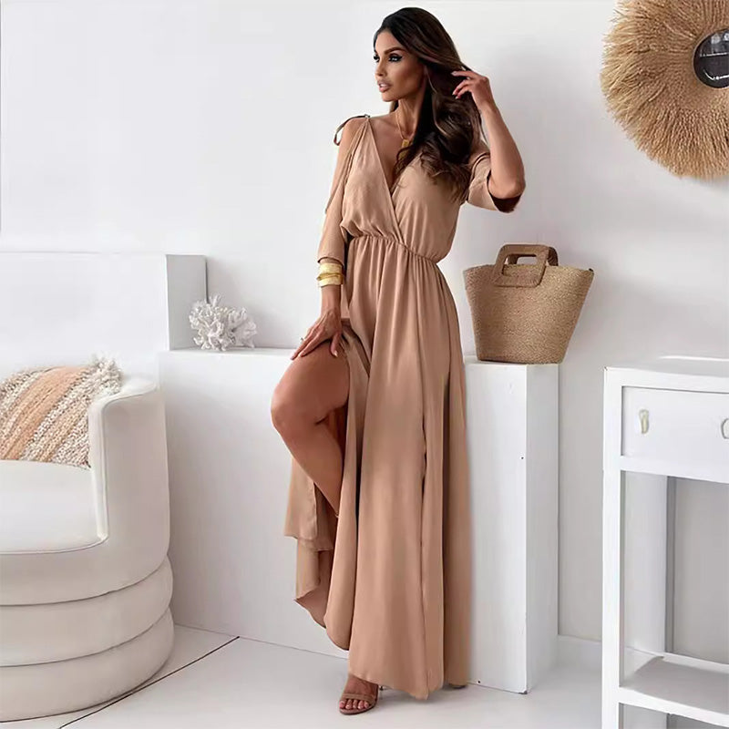 Elegantes langes Kleid mit gekreuztem Ausschnitt und fließendem Seitenschlitz