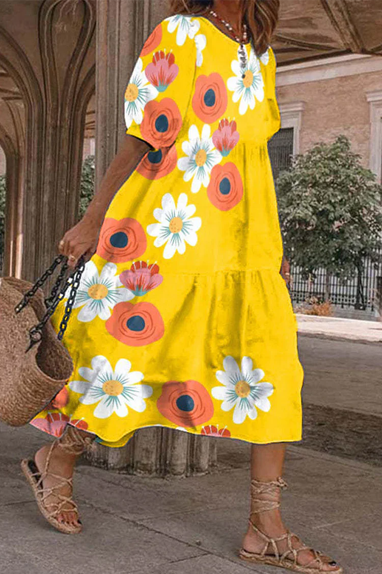 Kleid mit pastellfarbenem Rock und rundem Ausschnitt mit lässigem Print