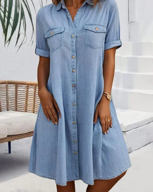 Kleid mit kurzen Ärmeln, klassischem Kragen und Knopfdetails vorne