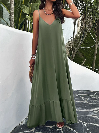 glattes, plissiertes, langes, ärmelloses Kleid mit Ausschnitt am Hals und Spaghettiträgern.