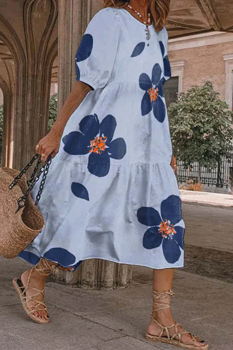 Kleid mit pastellfarbenem Rock und rundem Ausschnitt mit lässigem Print