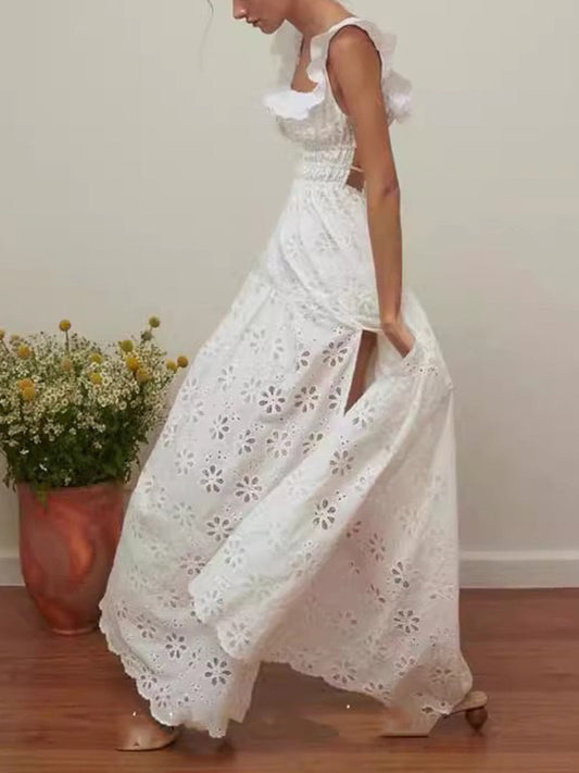 Langes Kleid mit offenem Rücken, freizügigen Details und Seitenschlitz