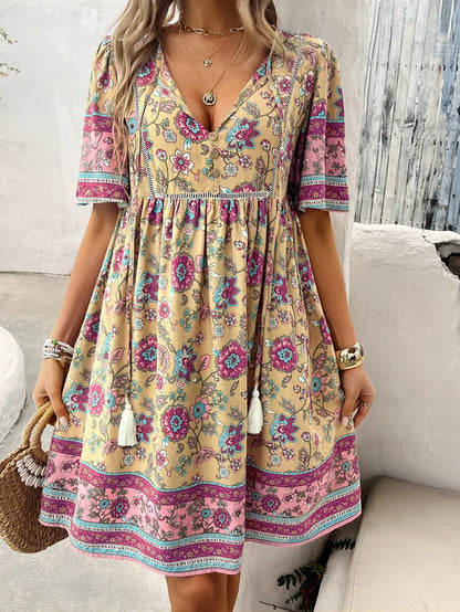 Albina - Kurzärmeliges Kleid mit V-Ausschnitt