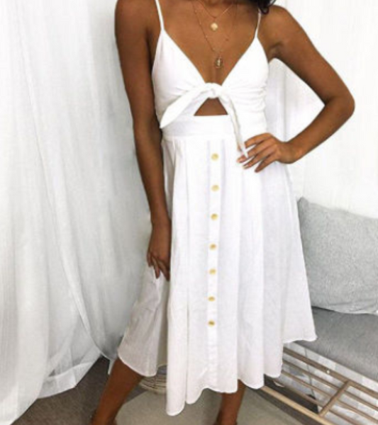 Elegantes Sommerkleid mit dünnen Trägern und gekreuzten Details für besondere Anlässe