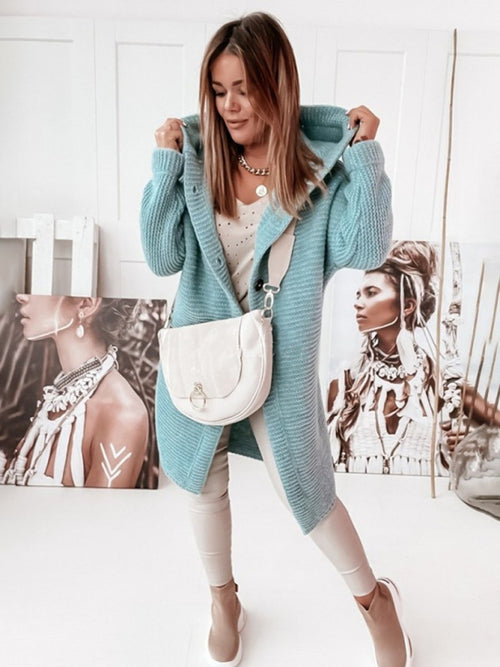 Modische Strickjacke für Frauen mit Kapuze und langen Ärmeln - die perfekte Länge